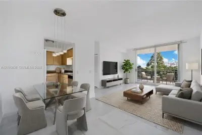 2475 Brickell Ave #704, Miami: photo 1 of 5