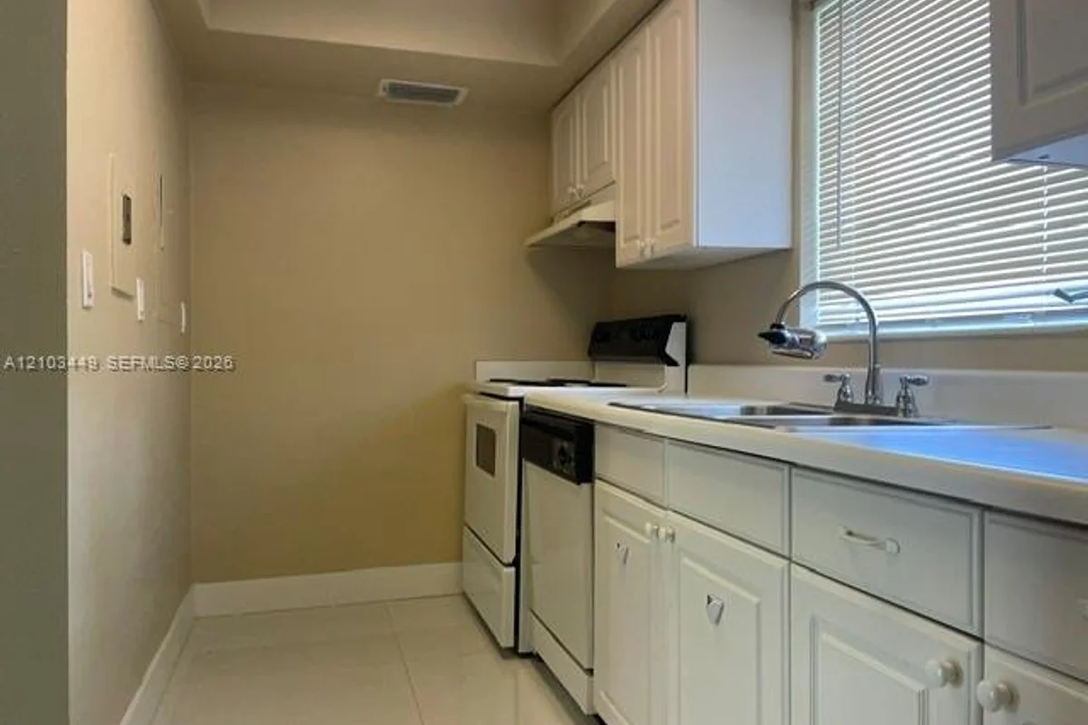 7430 SW 82nd St #D104, Miami: photo 1 of 6