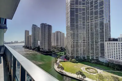 200 Biscayne Blvd Way #1408, Miami: photo 1 of 19