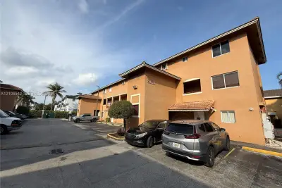 8183 NW 8th St #C5, Miami: photo 1 of 14