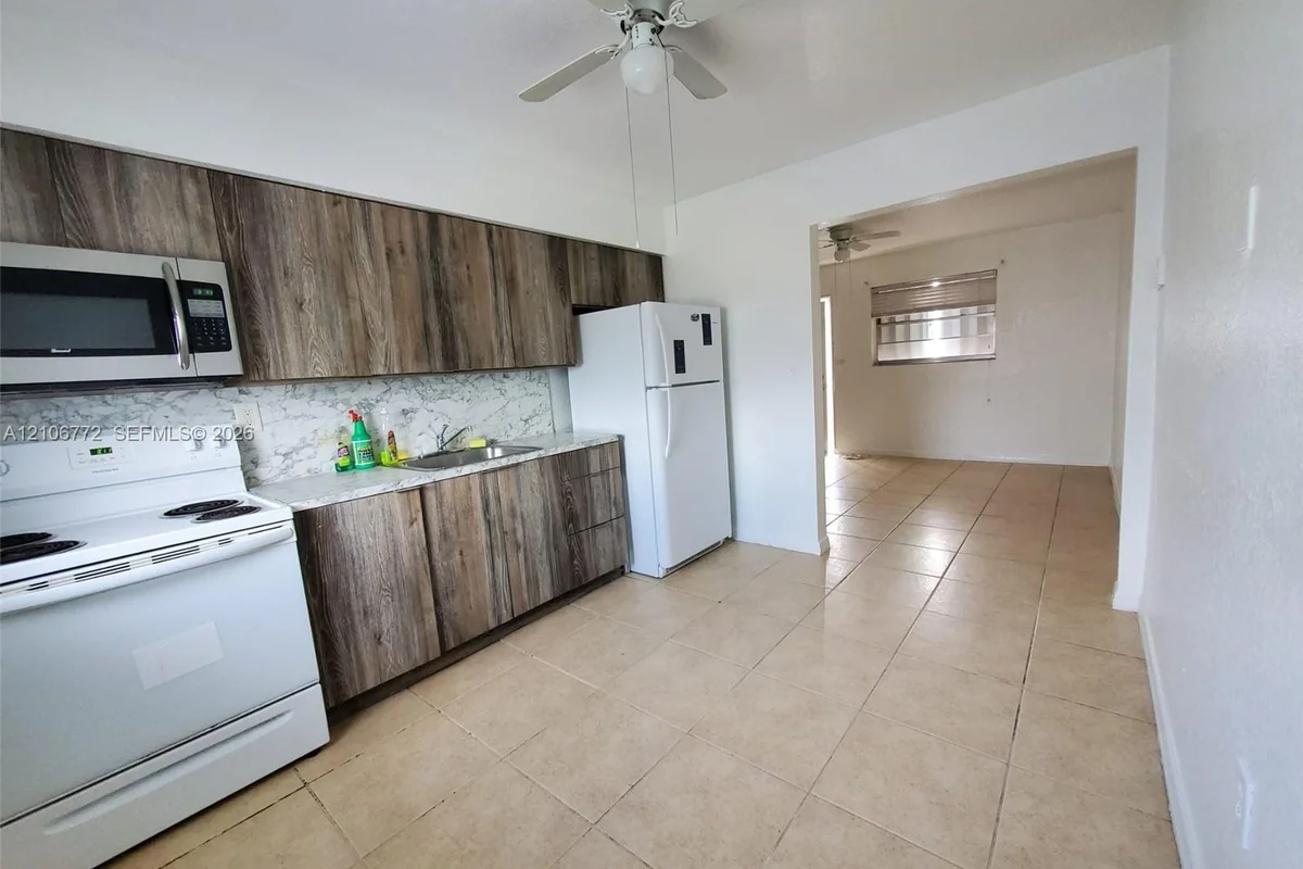 1644 NW 1st St #5, Miami: photo 1 of 12