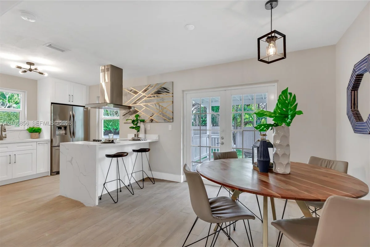 1045 NE 84th St, Miami: photo 1 of 15