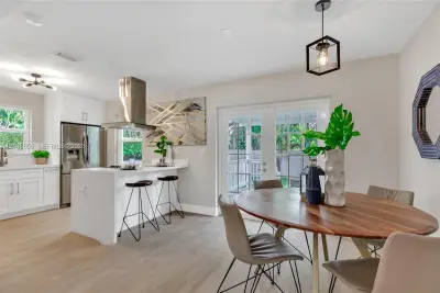 1045 NE 84th St, Miami: photo 1 of 15