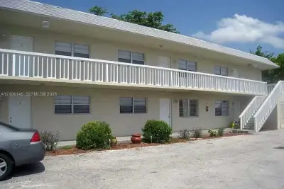 110 SE 7th St #10, Hallandale Beach: photo 1 of 22