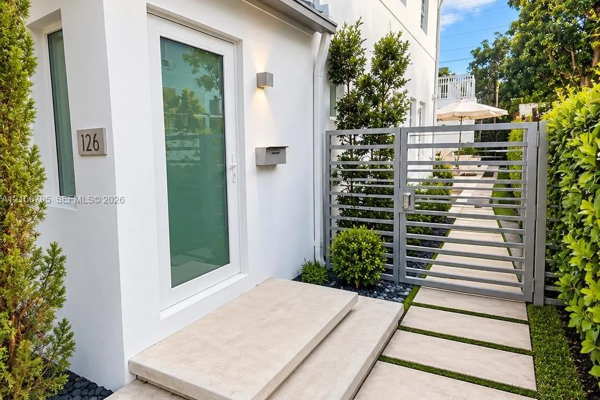126 NE 43rd St #2, Miami: photo 1 of 17