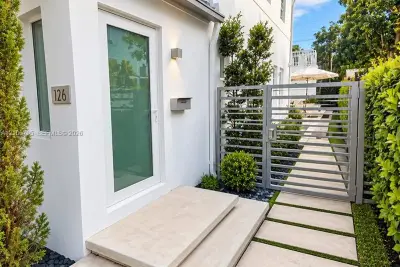 126 NE 43rd St #2, Miami: photo 1 of 17