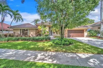 1025 Creekford Dr, Weston: photo 1 of 62