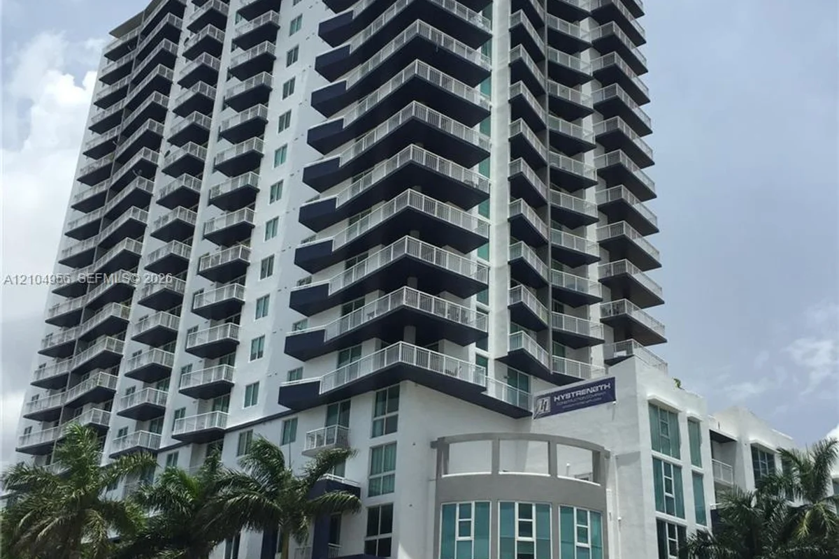 275 NE 18th St #305, Miami: photo 1 of 13