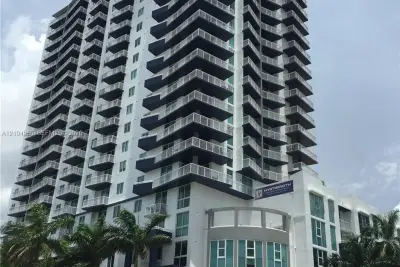 275 NE 18th St #305, Miami: photo 1 of 13