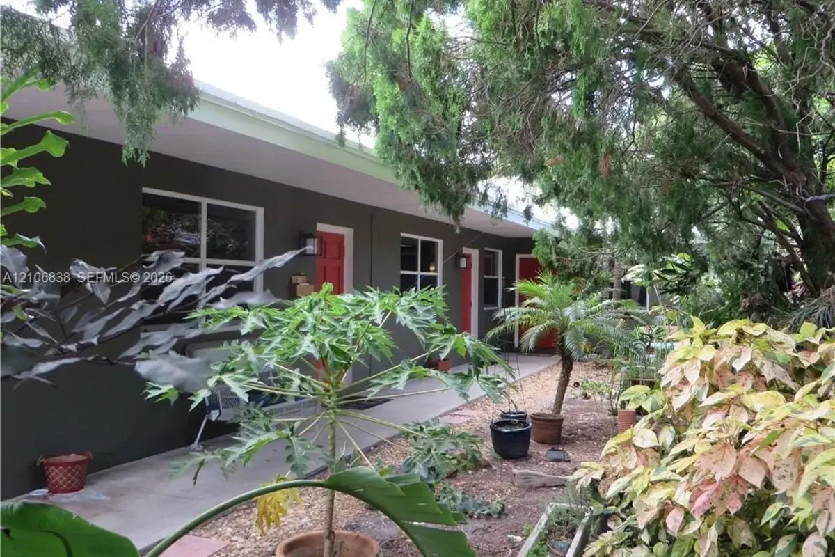 207 NE 16th St #1, Fort Lauderdale: photo 1 of 10