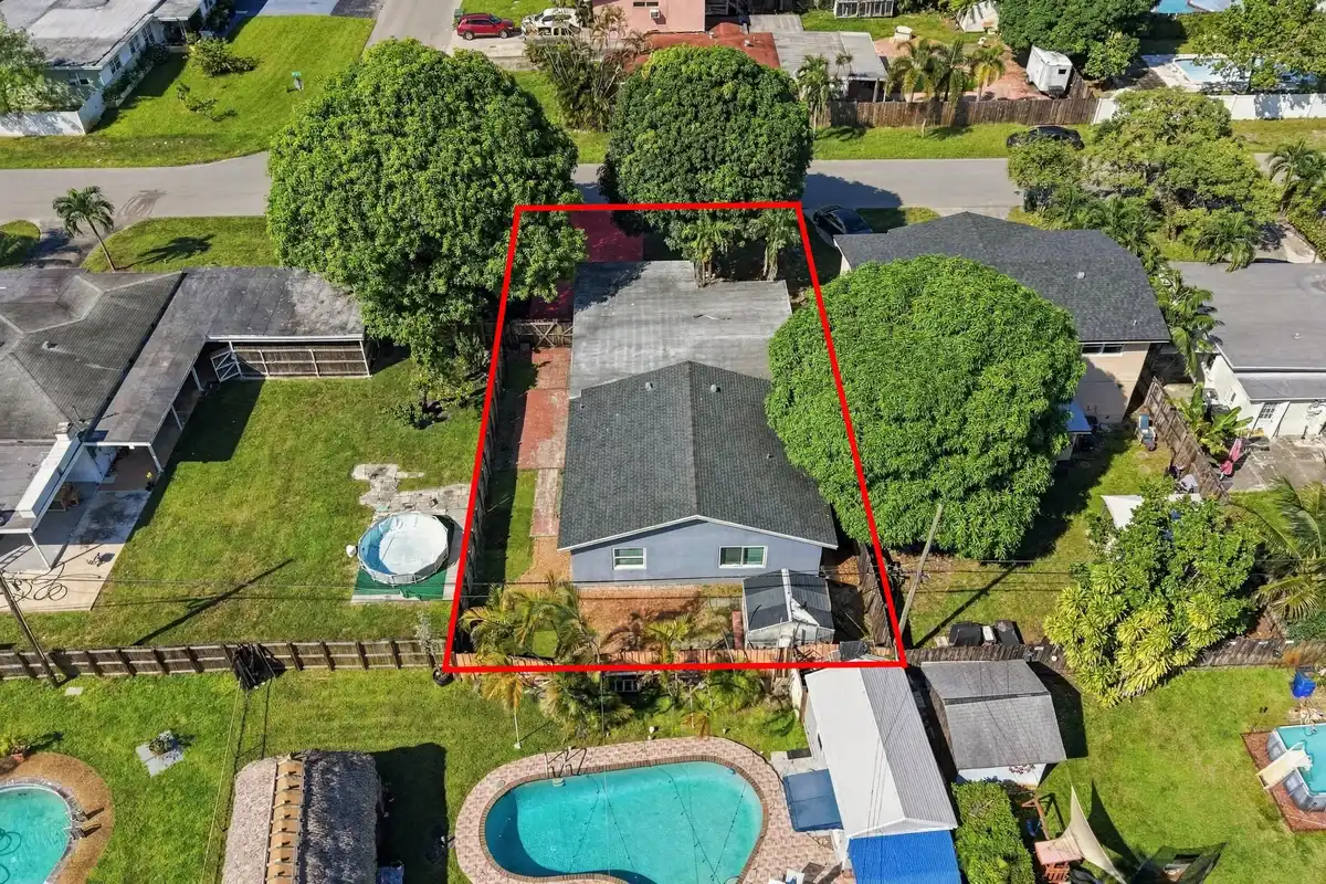 6824 SW 5th St, Pembroke Pines: photo 1 of 35