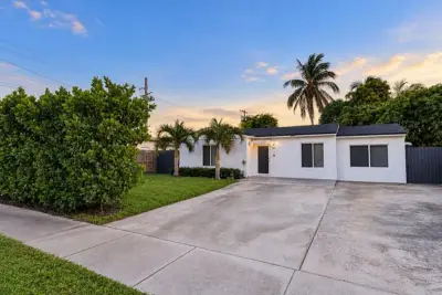 510 NW 108th St, Miami: photo 1 of 12