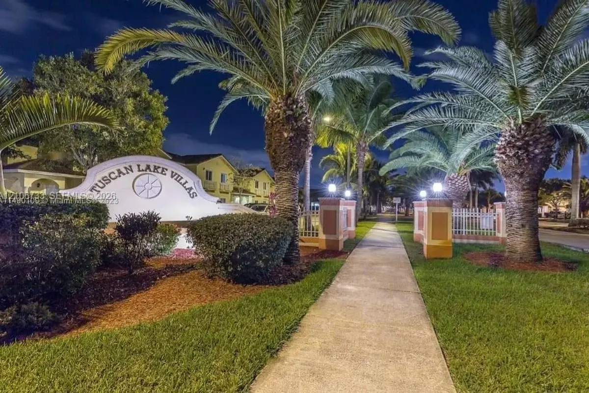 17853 NW 74th Path, Hialeah: photo 1 of 24