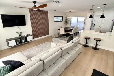 100 SW 7th St #1, Hallandale Beach: photo 1 of 21