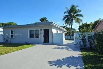 1016 Jann Ave, Opa-locka: photo 1 of 18