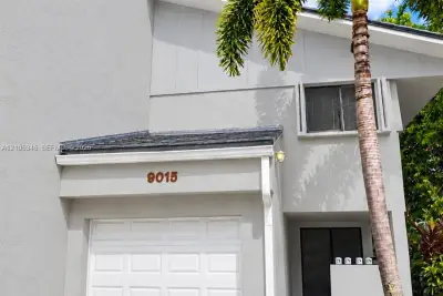 9015 NW 38th Dr, Coral Springs: photo 1 of 7
