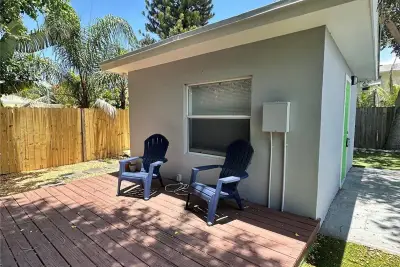 1075 NE 32nd St, Oakland Park: photo 1 of 16