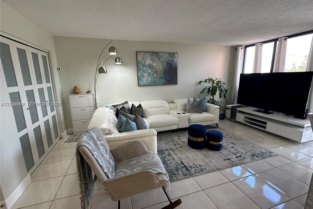 9410 W Flagler St #410, Miami: photo 1 of 17