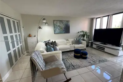 9410 W Flagler St #410, Miami: photo 1 of 17