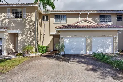 4040 NW 90th Way, Sunrise: photo 1 of 32