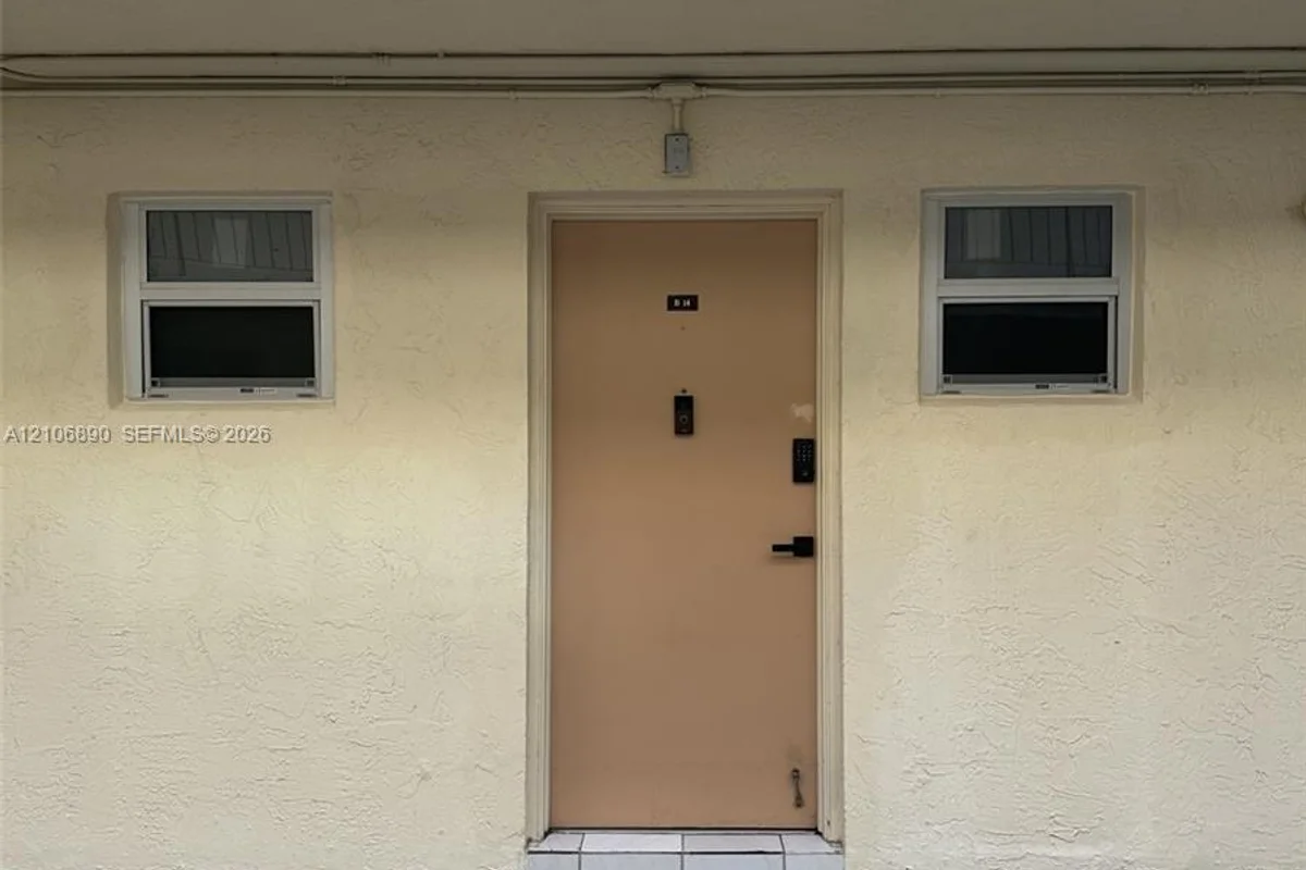 10300 Coral Way #B14, Miami: photo 1 of 4