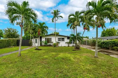 11510 SW 136th St, Miami: photo 1 of 13