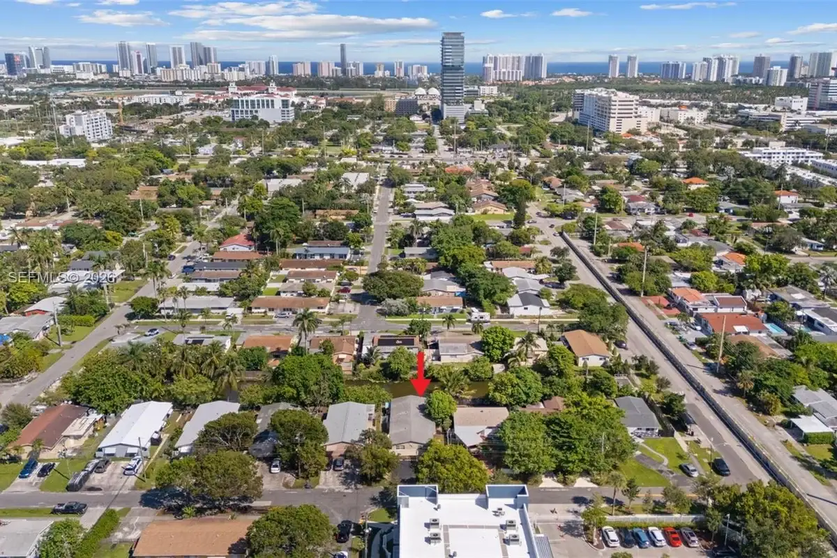 1001 SW 4th Ter, Hallandale Beach: photo 1 of 32