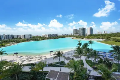 2411 Laguna Cir #409, North Miami: photo 1 of 29