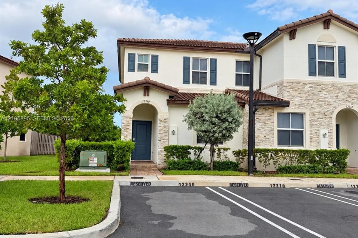 Townhouse in Miami: photo 1 of 12