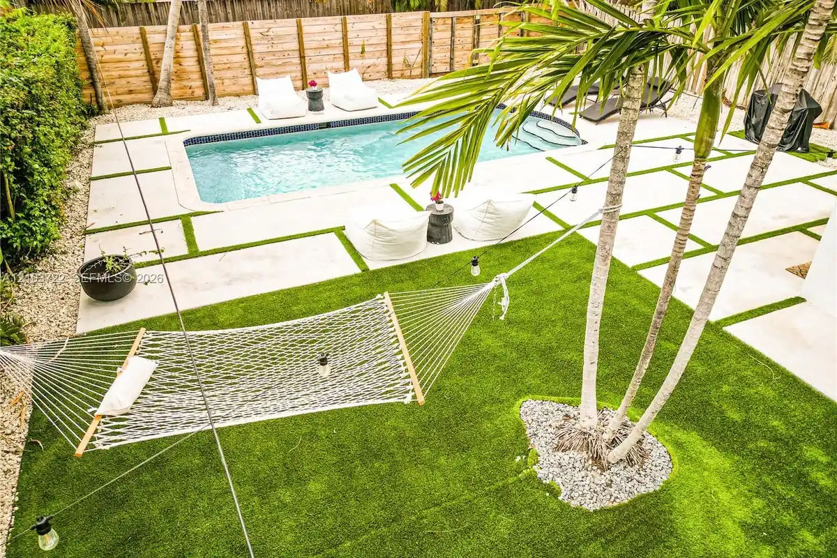 1409 NE 1st Ave, Fort Lauderdale: photo 1 of 28
