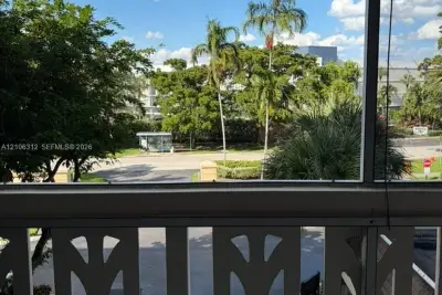 800 NE 195th St #311, Miami: photo 1 of 17