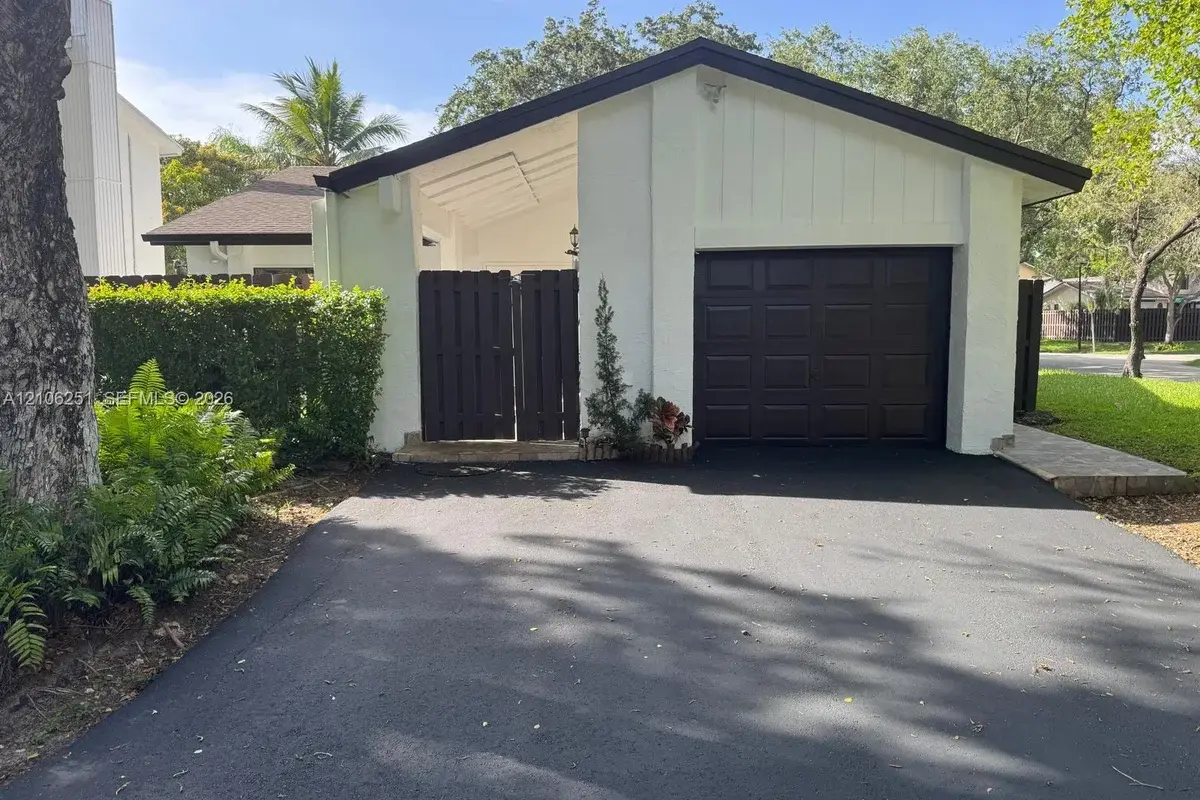 13607 SW 117th Ln, Miami: photo 1 of 19