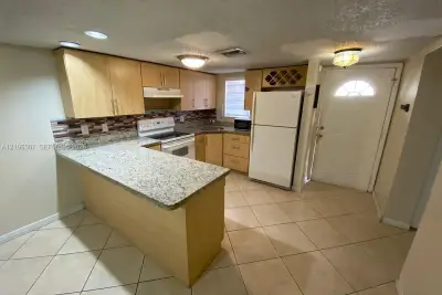 5525 W 26th Ct #106, Hialeah: photo 1 of 11