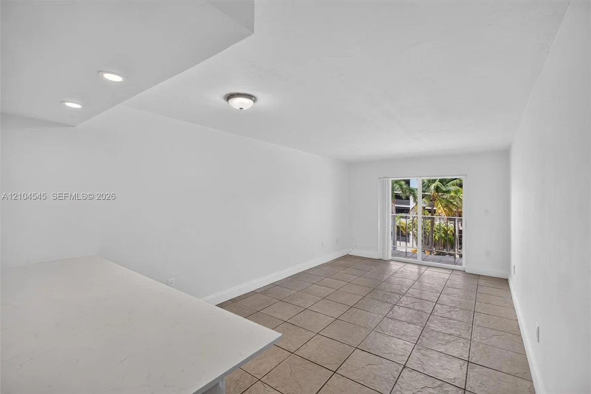 453 SW 2nd St #301C, Miami: photo 1 of 25