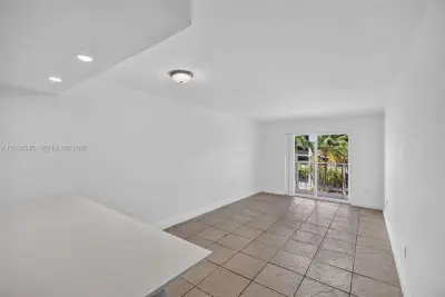 453 SW 2nd St #301C, Miami: photo 1 of 25