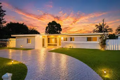 561 NE 172nd St, North Miami Beach: photo 1 of 4