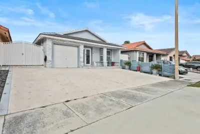 8765 NW 111th Ter, Hialeah Gardens: photo 1 of 18