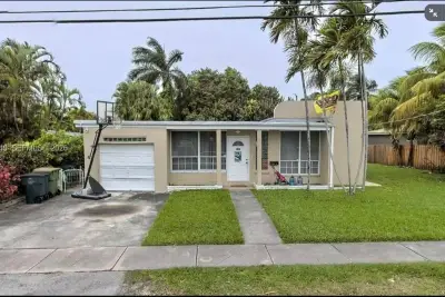 2145 NE 124th St, North Miami: photo 1 of 2