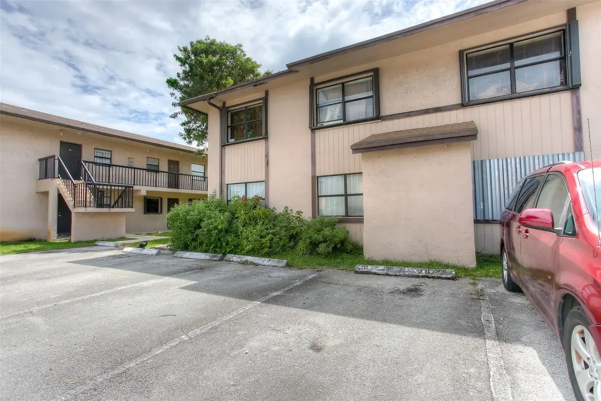 2500 W 67th Pl #22-26, Hialeah: photo 1 of 15