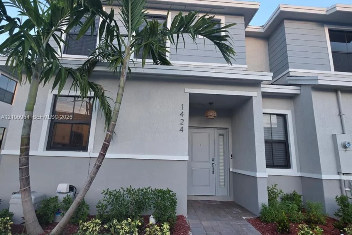 1424 NE 4th Ave, Florida City: photo 1 of 18
