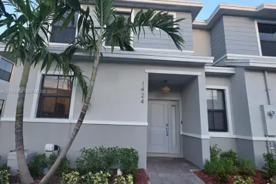 1424 NE 4th Ave, Florida City: photo 1 of 18