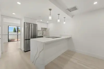 777 SW 9th Ave #509, Miami: photo 1 of 10