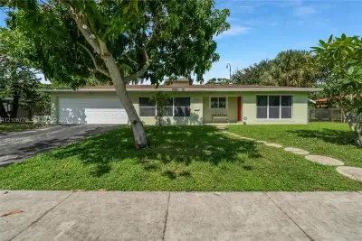 5701 SW 1st St, Plantation: photo 1 of 26
