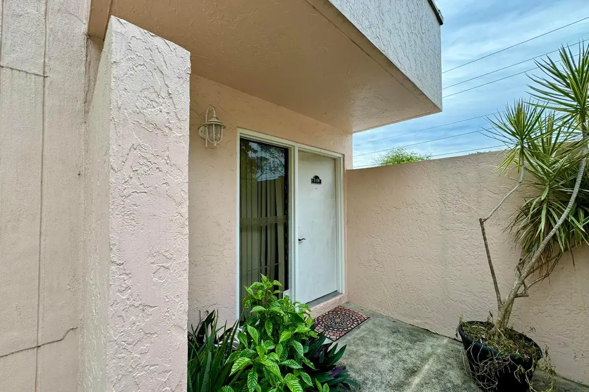 33 Deer Creek Rd #D106, Deerfield Beach: photo 1 of 33