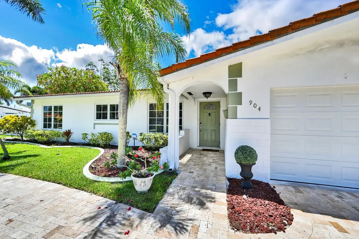 904 SE 12th St, Deerfield Beach: photo 1 of 46