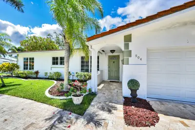904 SE 12th St, Deerfield Beach: photo 1 of 46
