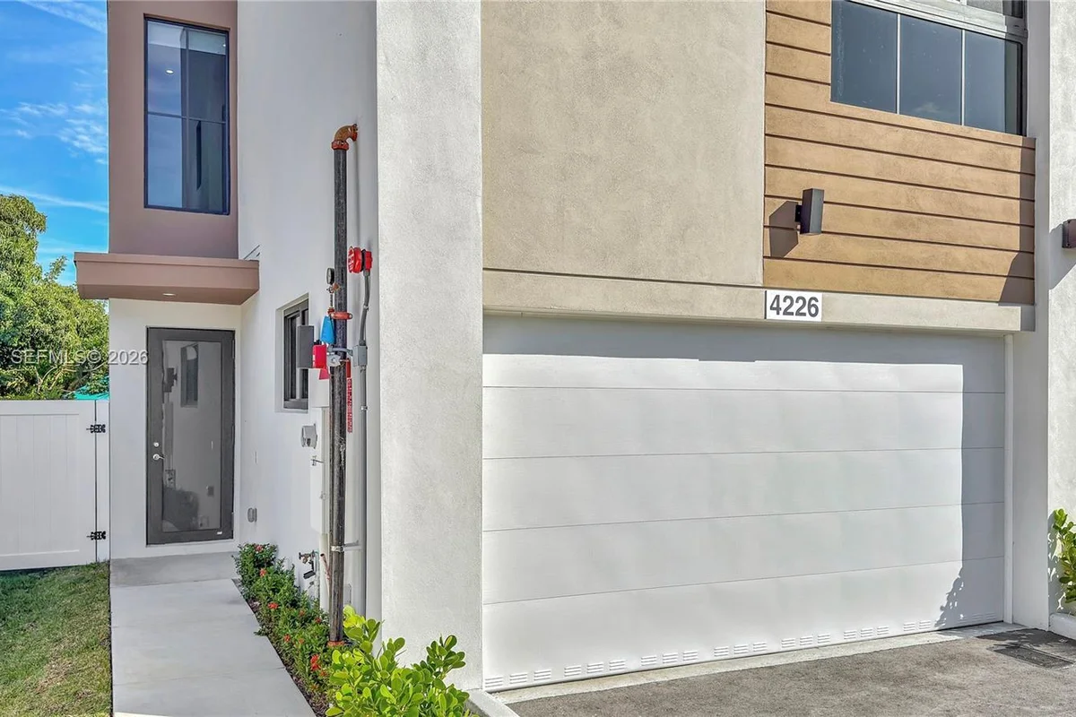 4226 NE 7th Ter #1, Oakland Park: photo 1 of 41