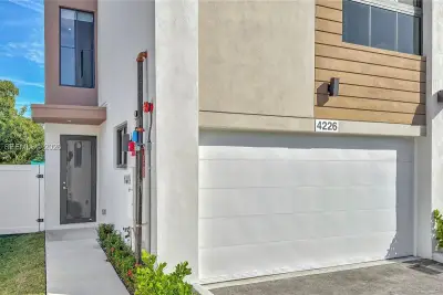 4226 NE 7th Ter #1, Oakland Park: photo 1 of 41