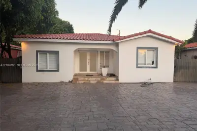 855 NW 17th Pl #1, Miami: photo 1 of 19