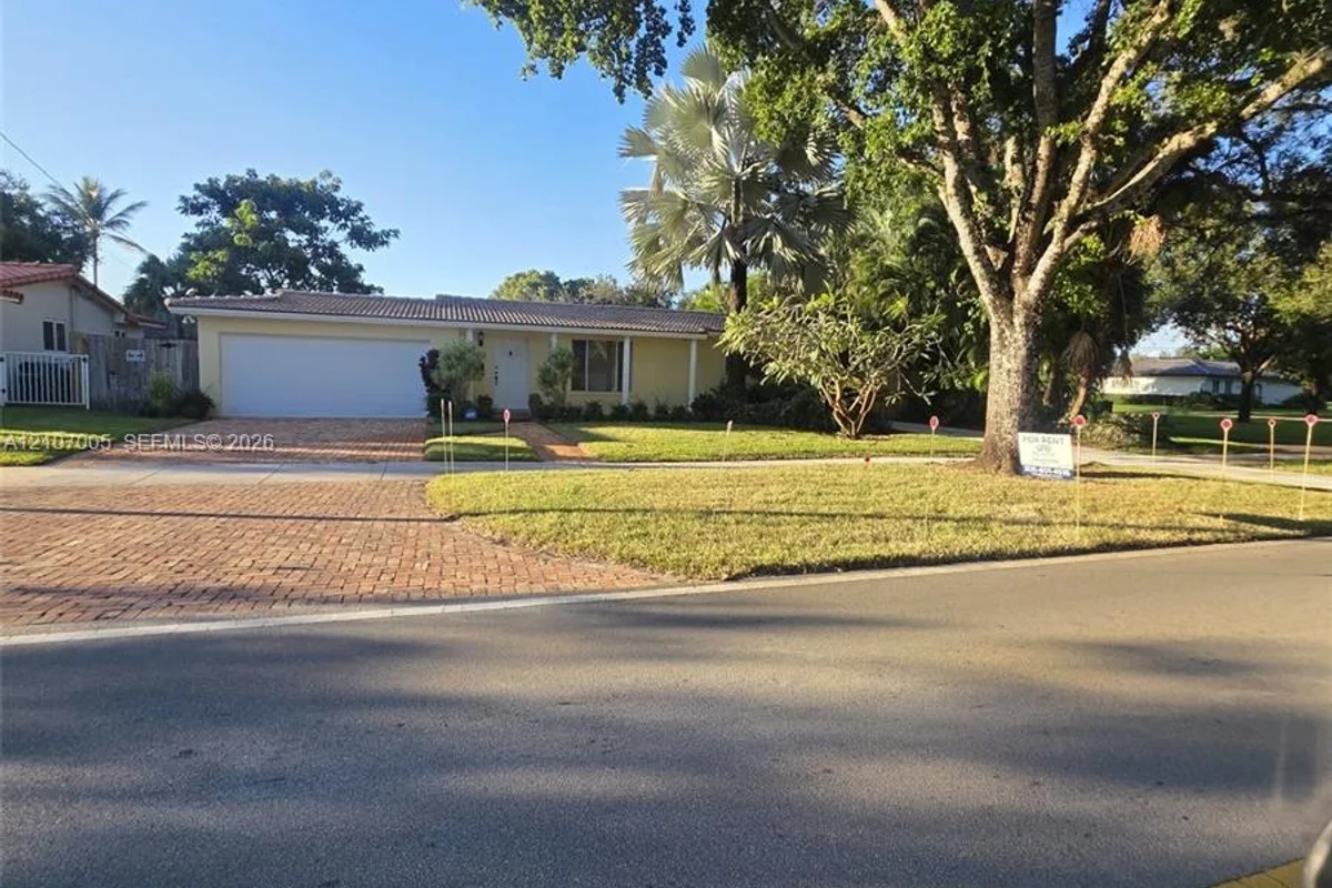 6325 Miami Lakeway, Miami Lakes: photo 1 of 24